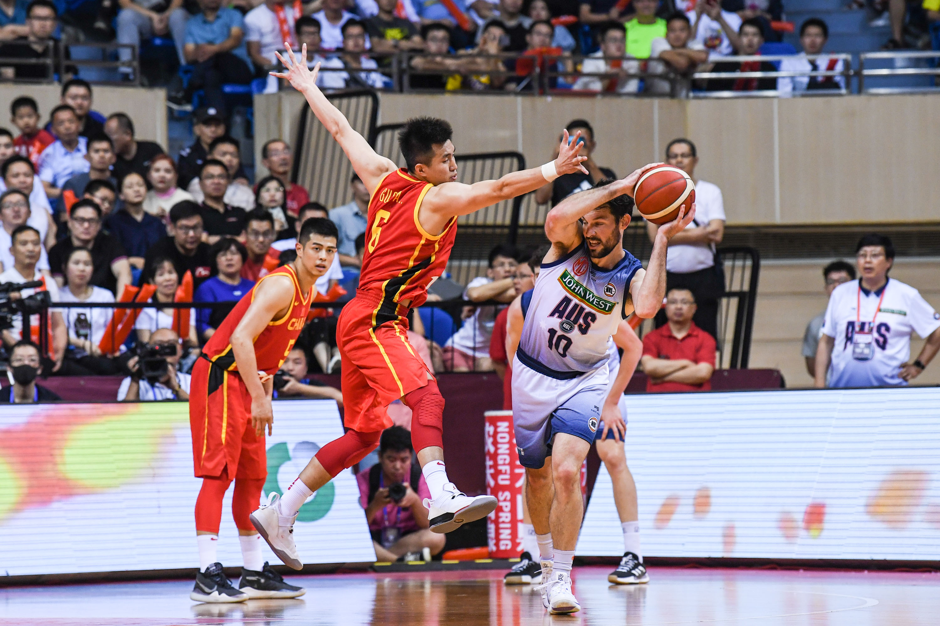 包含极度角逐！欧预赛各方强队激烈对抗的词条