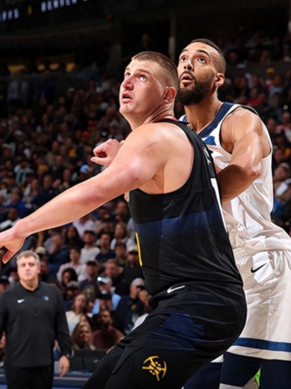 球队主力中锋当选MVP,篮板球碾压对手 球队主力中锋当选MVP,篮板球碾压对手