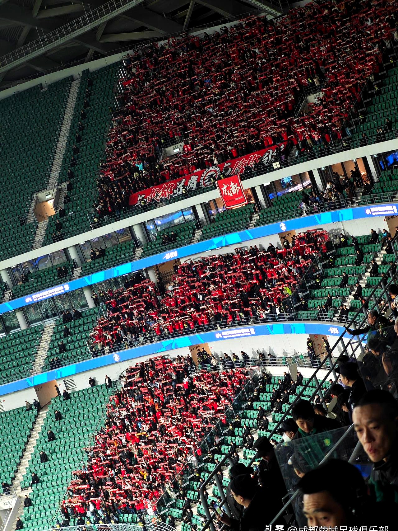 火爆现场气氛热烈，球场上演惊险一幕的简单介绍