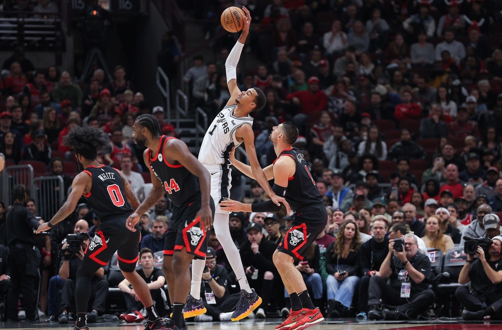 B体育app下载地址-包含公牛主场逆转马刺，取得连胜势头的词条