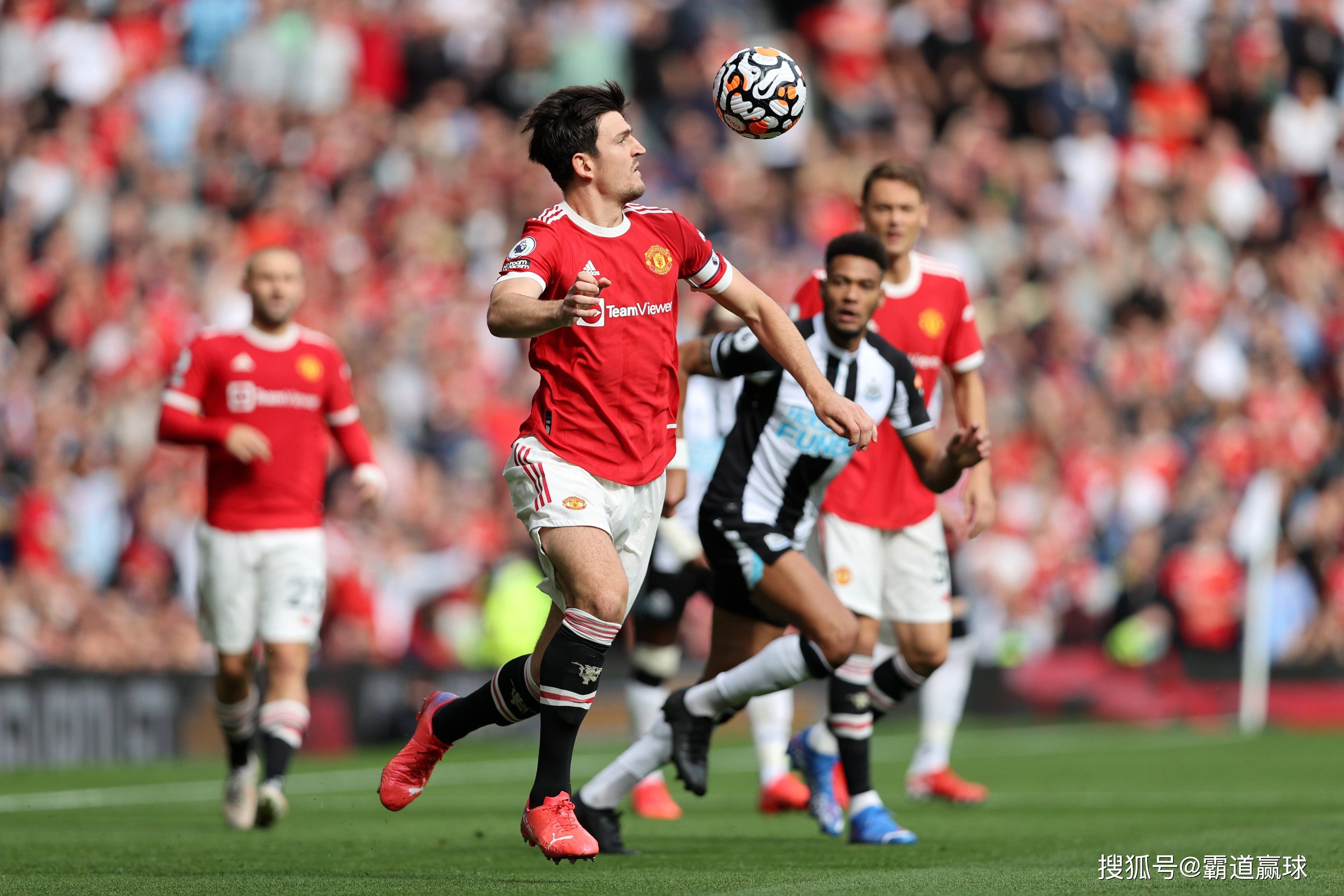 关于曼联绝杀赢得关键胜利，升至英超榜首的信息