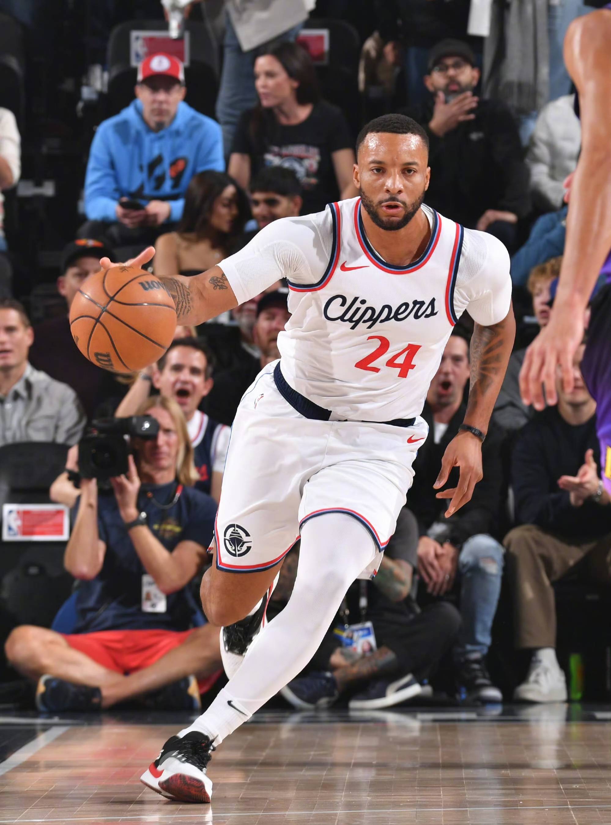 快船大胜黄蜂扩大领先 快船大胜黄蜂扩大领先