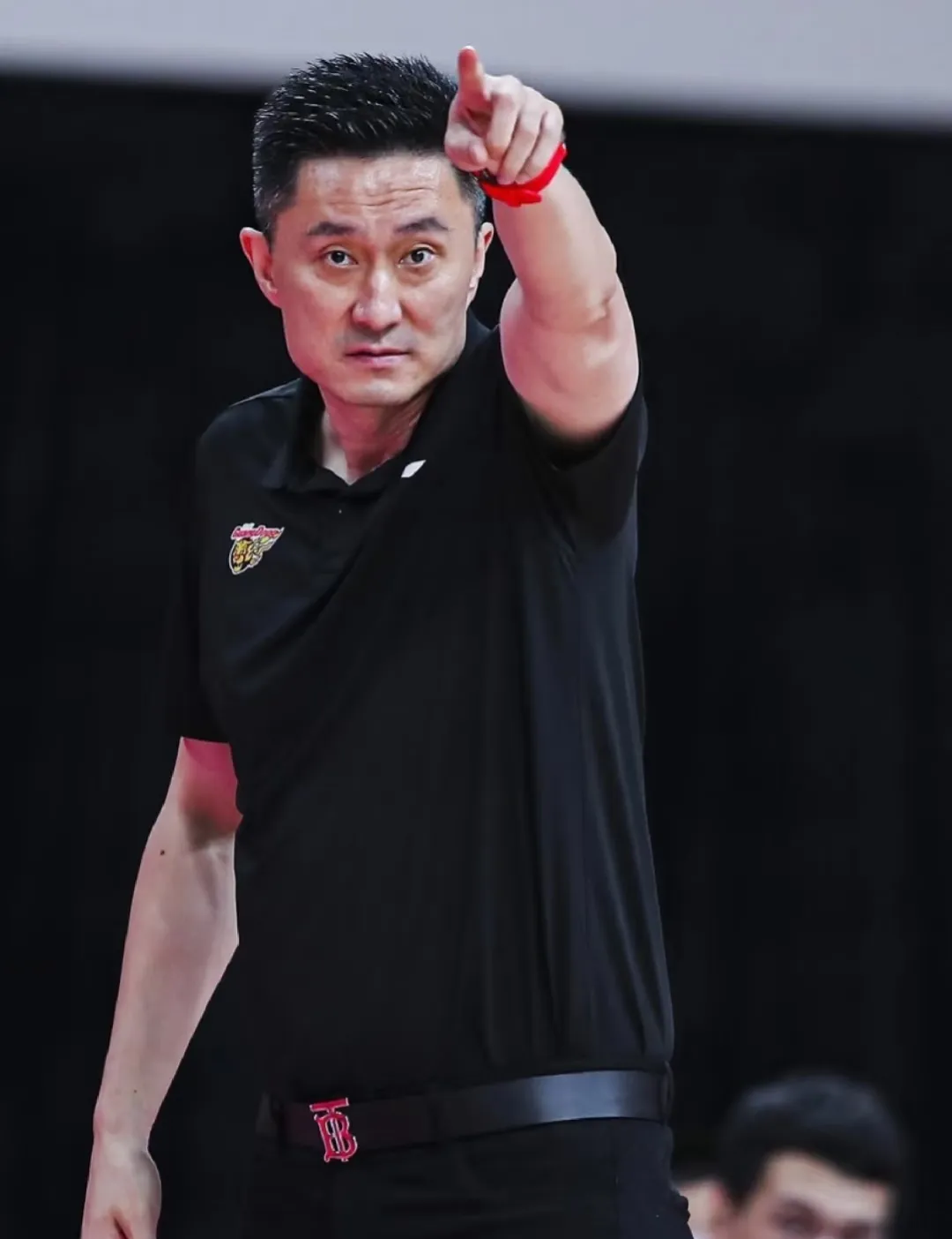 包含杜锋率队强势登顶，广东队实力凸显震撼全场的词条